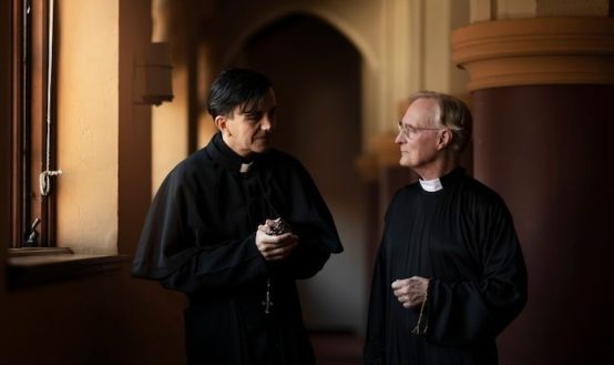 difference between pastor and priest