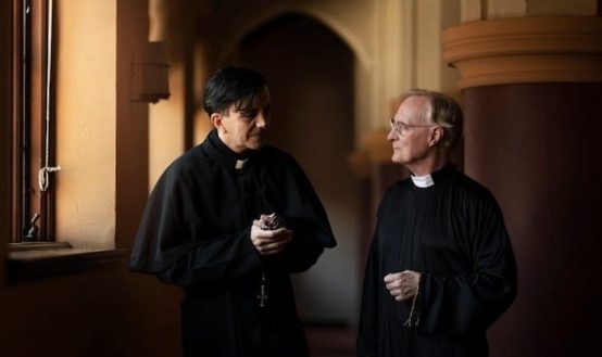 difference between pastor and priest